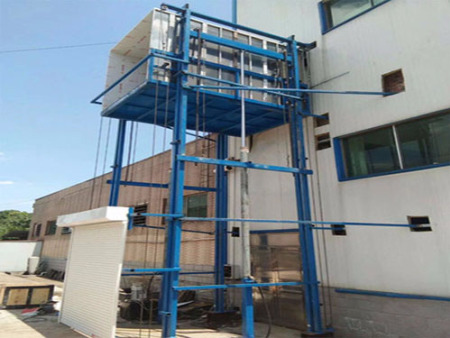 導軌式(shi)升降貨梯(ti)應用範圍(wéi)及工作原(yuan)理